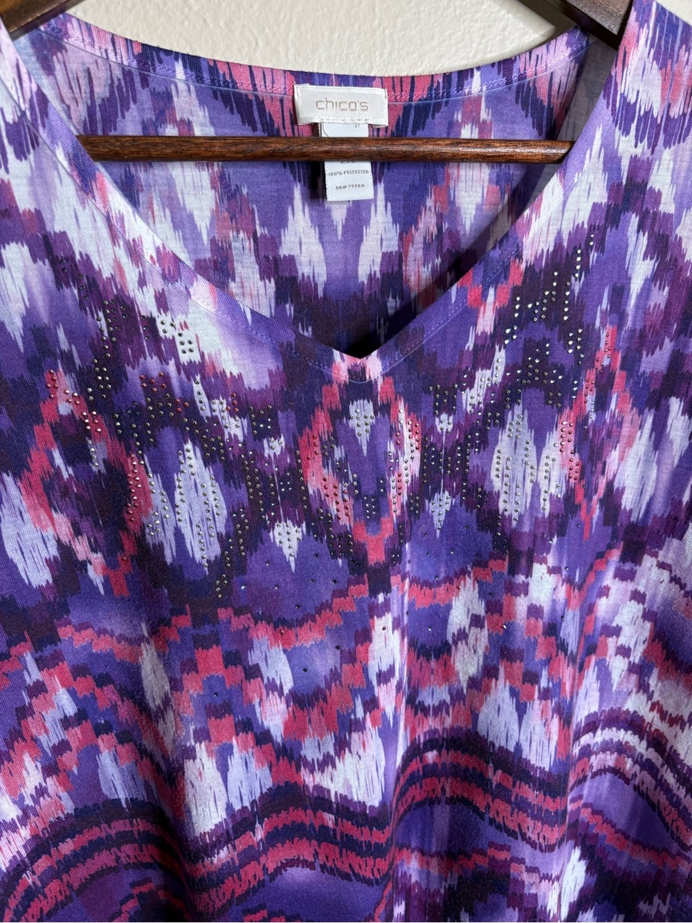 Chico’s 3 XL Purple Ikat Print Flutter Sleeve Rhinestone V-Neck Boho Blouse Top - Picture 4 of 11